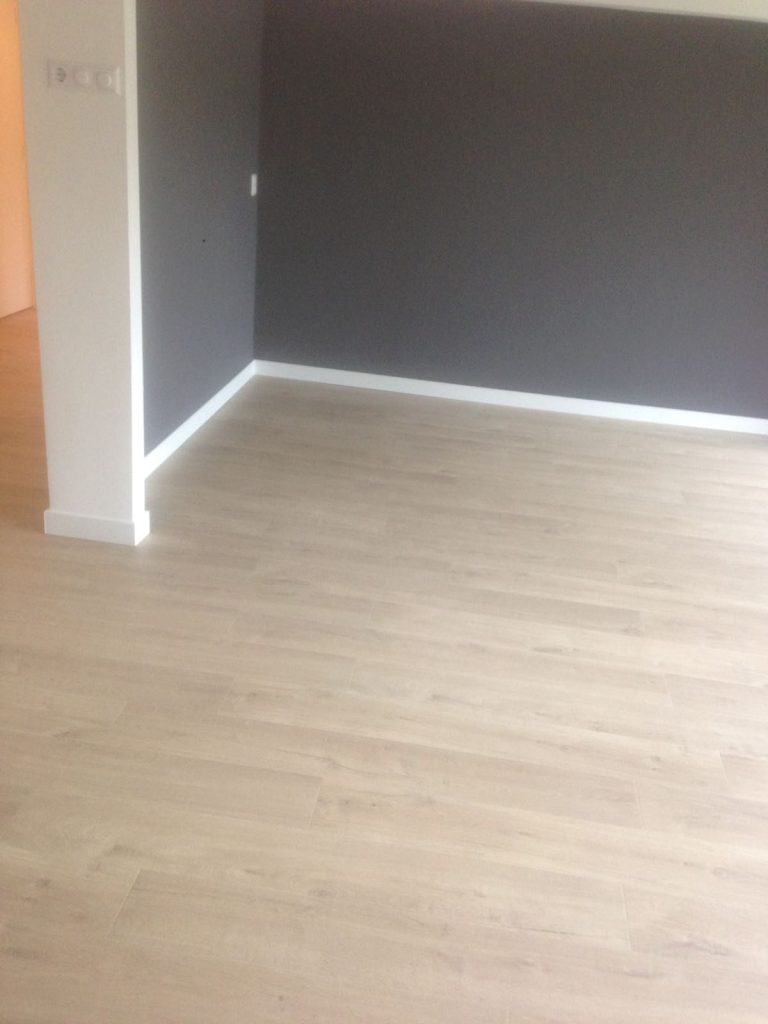 Resultaat van het project Quick-Step Impressive Zachte Eik Licht met hoge sfeerplinten