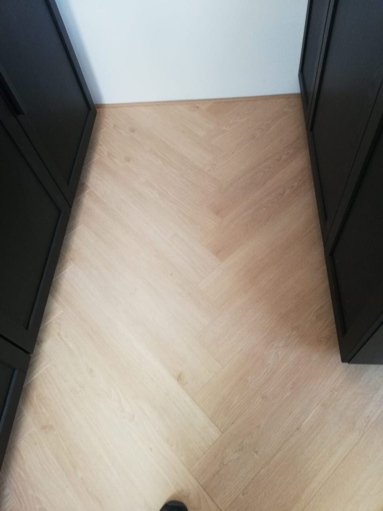 Resultaat van het project 43 m2 Douwes Dekker Visgraat Eiken Naturel Geborsteld — foto 4