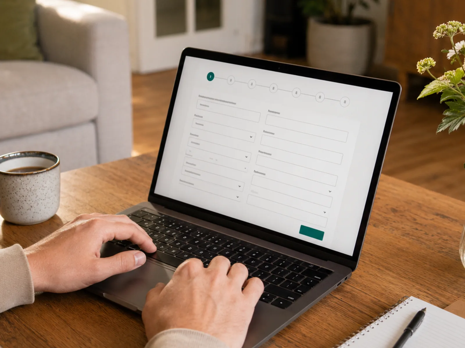 Iemand vult thuis het offerteformulier in op een laptop